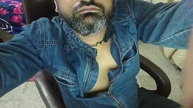 Snapshot of rentarob chatting on 11/24/25, 05:45 rentarob online show from 11/24/25, 05:45