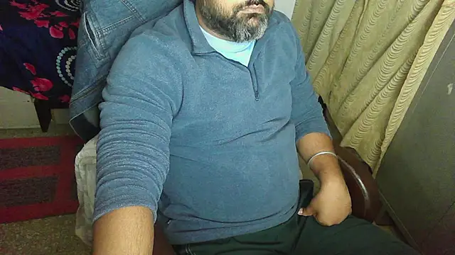 Snapshot of rentarob chatting on 11/25/25, 07:52 rentarob online show from 11/25/25, 07:52