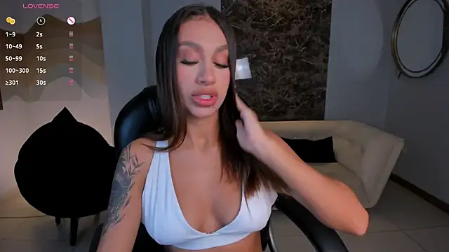 Snapshot of DannaCruz chatting on 01/18/25, 10:39 DannaCruz online show from 01/18/25, 10:39