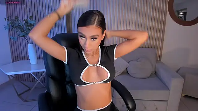 Snapshot of DannaCruz chatting on 10/18/25, 07:25 DannaCruz online show from 10/18/25, 07:25