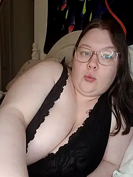 Sexycurvyemilyy online show from 04/18/26, 10:43