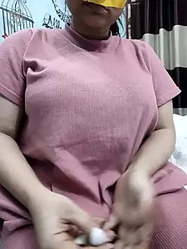 Snapshot of Sexybomb33 chatting on 12/07/24, 07:21 Sexybomb33 online show from 12/07/24, 07:21