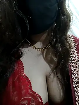 Snapshot of Sexybomb33 chatting on 12/15/24, 10:37 Sexybomb33 online show from 12/15/24, 10:37