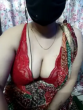 Snapshot of Sexybomb33 chatting on 12/29/24, 01:13 Sexybomb33 online show from 12/29/24, 01:13