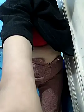 Snapshot of Sexybomb33 chatting on 01/03/25, 04:55 Sexybomb33 online show from 01/03/25, 04:55