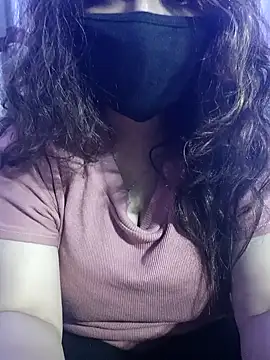 Snapshot of Sexybomb33 chatting on 01/15/25, 01:20 Sexybomb33 online show from 01/15/25, 01:20