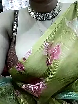 Snapshot of Sexybomb33 chatting on 01/26/25, 06:37 Sexybomb33 online show from 01/26/25, 06:37