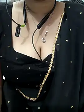 Snapshot of Sexybomb33 chatting on 01/28/25, 08:04 Sexybomb33 online show from 01/28/25, 08:04