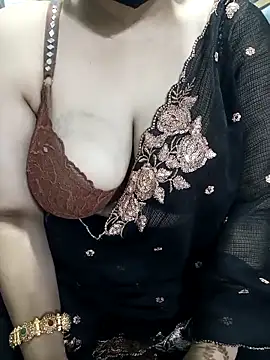 Snapshot of Sexybomb33 chatting on 02/14/25, 06:29 Sexybomb33 online show from 02/14/25, 06:29