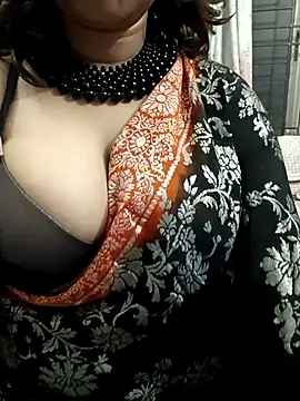 Snapshot of Sexybomb33 chatting on 02/27/25, 02:32 Sexybomb33 online show from 02/27/25, 02:32