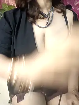 Snapshot of Sexybomb33 chatting on 03/06/25, 07:43 Sexybomb33 online show from 03/06/25, 07:43