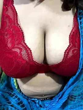 Snapshot of Sexybomb33 chatting on 10/14/25, 09:37 Sexybomb33 online show from 10/14/25, 09:37