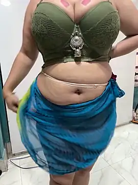 Snapshot of Sexybomb33 chatting on 10/24/25, 08:22 Sexybomb33 online show from 10/24/25, 08:22