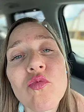 Snapshot of SkyelarSommer chatting on 04/23/26, 02:52 SkyelarSommer online show from 04/23/26, 02:52