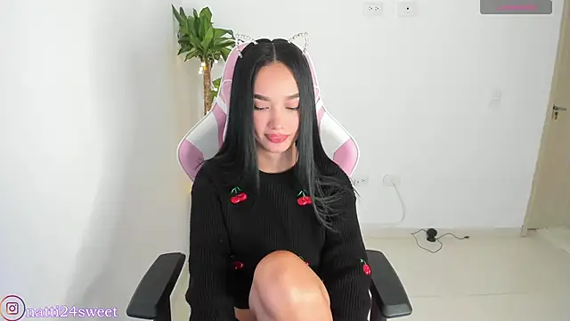 Snapshot of sharlotte_23 chatting on 04/14/26, 02:06 sharlotte 23 online show from 04/14/26, 02:06