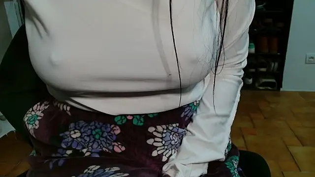 Snapshot of patatinahot87 chatting on 01/10/26, 04:53 patatinahot87 online show from 01/10/26, 04:53