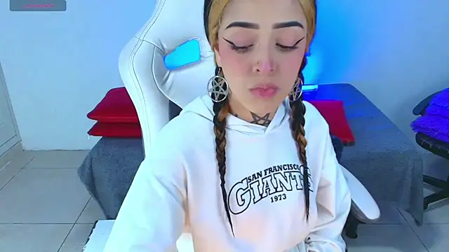 Snapshot of farichell chatting on 04/19/26, 10:12 farichell online show from 04/19/26, 10:12