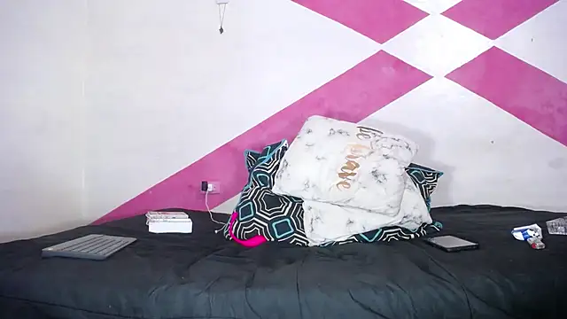 Snapshot of MIA_luxce29 chatting on 01/28/25, 03:47 MIA luxce29 online show from 01/28/25, 03:47