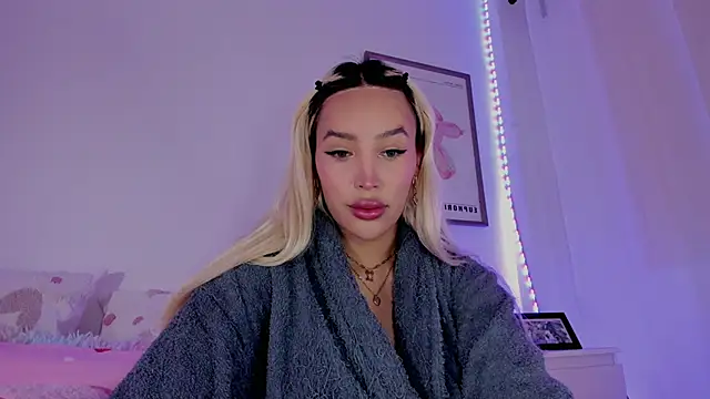 Snapshot of _viioletweekend_ chatting on 03/14/25, 03:47 viioletweekend online show from 03/14/25, 03:47