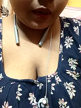 Snapshot of Sophiaboudi chatting on 02/02/25, 05:48 Sophiaboudi online show from 02/02/25, 05:48