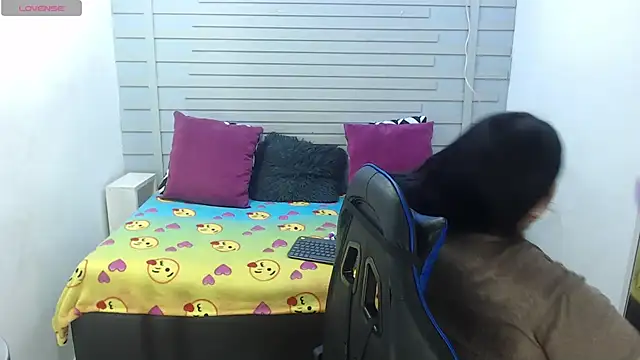 Snapshot of evelin_zaens chatting on 02/09/25, 04:14 evelin zaens online show from 02/09/25, 04:14