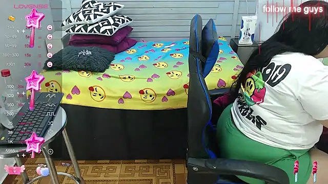 Snapshot of evelin_zaens chatting on 02/14/25, 01:29 evelin zaens online show from 02/14/25, 01:29