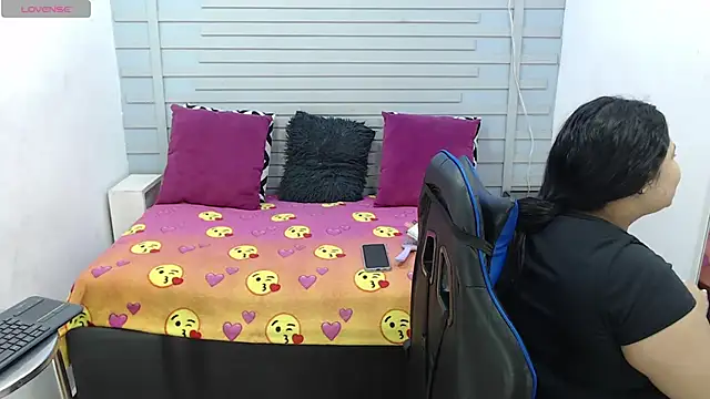 Snapshot of evelin_zaens chatting on 02/14/25, 10:25 evelin zaens online show from 02/14/25, 10:25