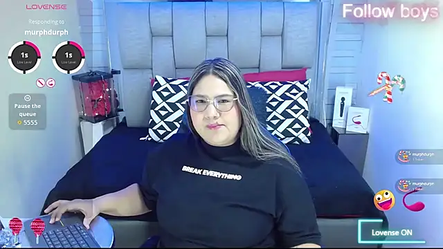 Snapshot of evelin_zaens chatting on 10/12/25, 04:22 evelin zaens online show from 10/12/25, 04:22