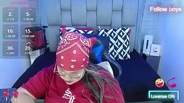 Snapshot of evelin_zaens chatting on 10/16/25, 04:24 evelin zaens online show from 10/16/25, 04:24