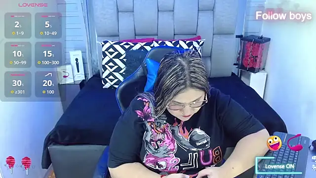 Snapshot of evelin_zaens chatting on 10/17/25, 04:26 evelin zaens online show from 10/17/25, 04:26