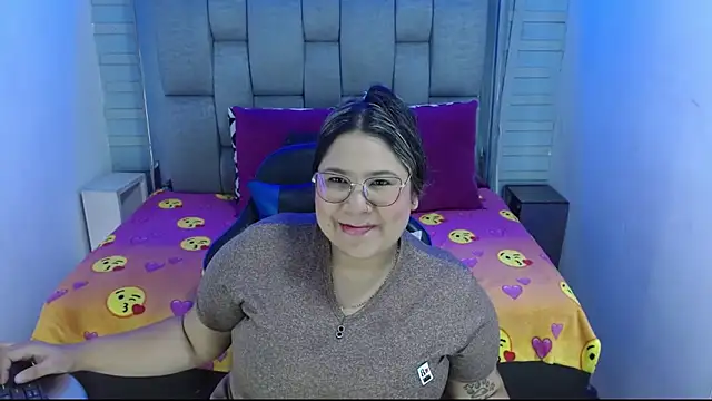 Snapshot of evelin_zaens chatting on 10/23/25, 04:34 evelin zaens online show from 10/23/25, 04:34