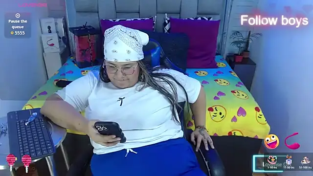 Snapshot of evelin_zaens chatting on 10/26/25, 04:35 evelin zaens online show from 10/26/25, 04:35