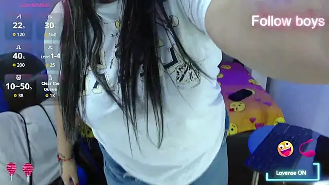 Snapshot of evelin_zaens chatting on 10/31/25, 04:35 evelin zaens online show from 10/31/25, 04:35