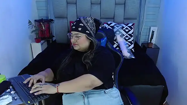 Snapshot of evelin_zaens chatting on 11/10/25, 06:45 evelin zaens online show from 11/10/25, 06:45