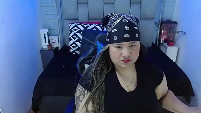 Snapshot of evelin_zaens chatting on 11/11/25, 04:12 evelin zaens online show from 11/11/25, 04:12