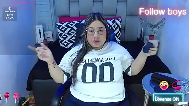 Snapshot of evelin_zaens chatting on 11/13/25, 04:44 evelin zaens online show from 11/13/25, 04:44