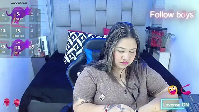 Snapshot of evelin_zaens chatting on 11/17/25, 04:18 evelin zaens online show from 11/17/25, 04:18