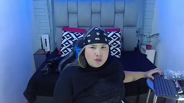 Snapshot of evelin_zaens chatting on 11/22/25, 04:22 evelin zaens online show from 11/22/25, 04:22