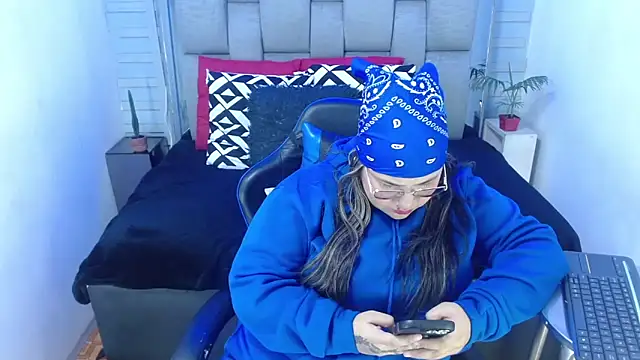 Snapshot of evelin_zaens chatting on 11/23/25, 04:23 evelin zaens online show from 11/23/25, 04:23