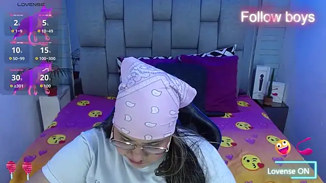 Snapshot of evelin_zaens chatting on 12/14/25, 04:51 evelin zaens online show from 12/14/25, 04:51