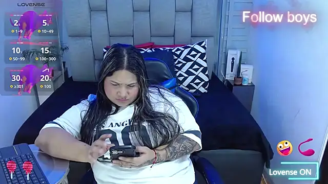 Snapshot of evelin_zaens chatting on 12/15/25, 05:23 evelin zaens online show from 12/15/25, 05:23