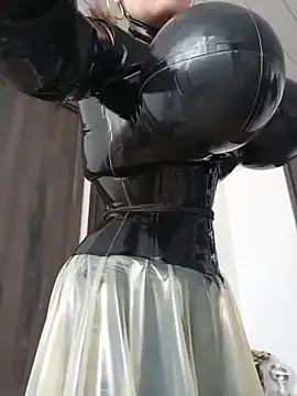 Snapshot of LatexDevil_Blondie chatting on 06/10/26, 01:32 LatexDevil Blondie online show from 06/10/26, 01:32