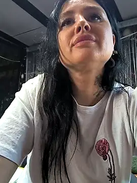 Snapshot of KikiXRed chatting on 04/05/26, 03:31 KikiXRed online show from 04/05/26, 03:31