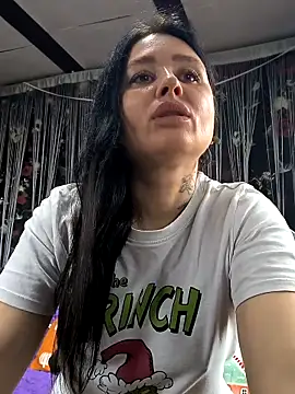 Snapshot of KikiXRed chatting on 04/15/26, 08:43 KikiXRed online show from 04/15/26, 08:43