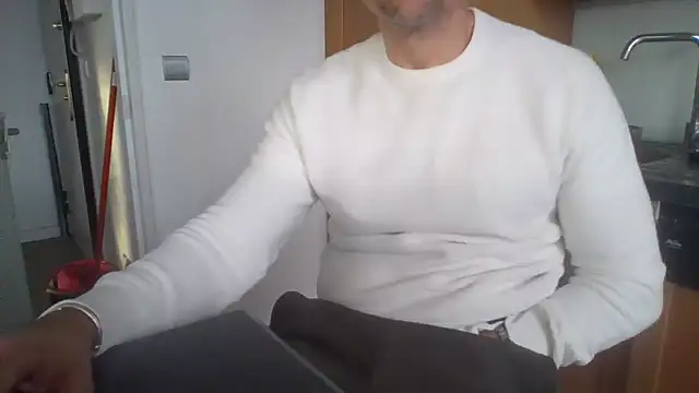 Snapshot of jouet75 chatting on 05/15/26, 06:26 jouet75 online show from 05/15/26, 06:26