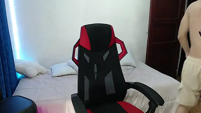 Snapshot of stevenSEX123 chatting on 02/08/25, 03:19 stevenSEX123 online show from 02/08/25, 03:19