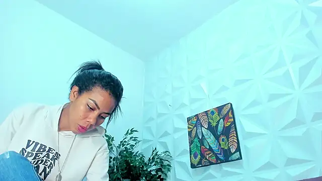 Snapshot of Hellen_Sky chatting on 03/17/25, 07:04 Hellen Sky online show from 03/17/25, 07:04