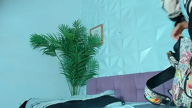 Snapshot of Hellen_Sky chatting on 10/10/25, 07:13 Hellen Sky online show from 10/10/25, 07:13