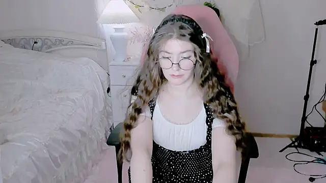 Snapshot of RuthMorse chatting on 03/09/26, 07:18 RuthMorse online show from 03/09/26, 07:18