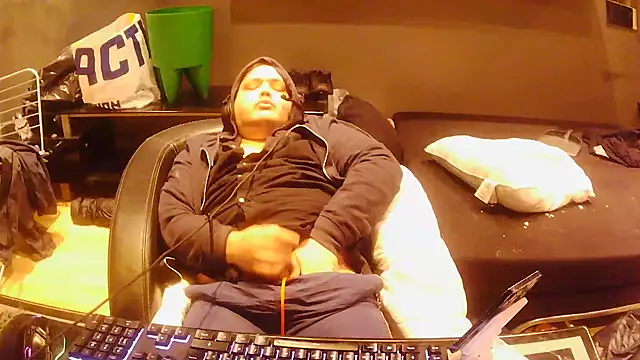 Snapshot of Bebemickey75 chatting on 11/23/25, 04:40 Bebemickey75 online show from 11/23/25, 04:40